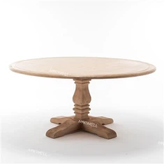 Kulatý dřevěný stůl na párty